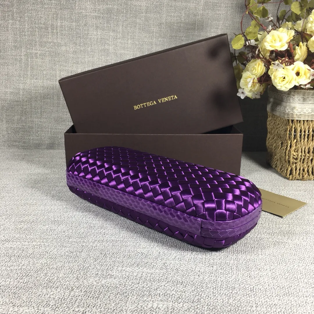 8651 Large Classic Dinner Bag ~~~Snake leather with ribbon ~~~Dense and slippery, not easy to fluff, can hold iPhones of all sizes! Size: 25cm*9.5cm*4cm